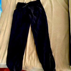 Iviva (kids Lululemon) black jogger pant